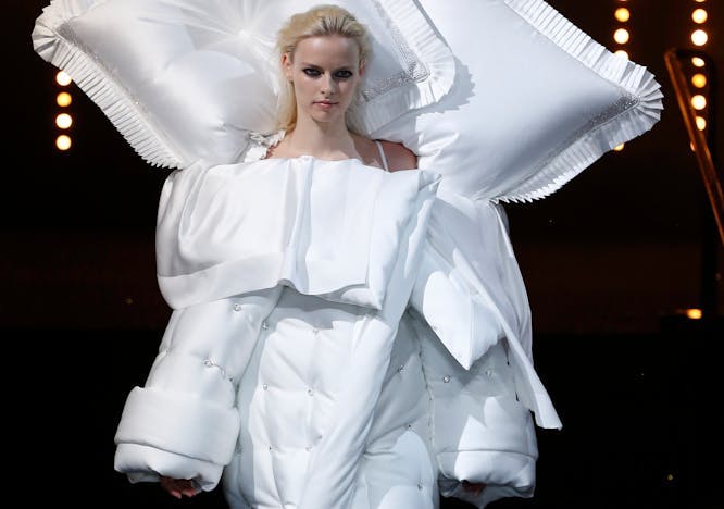 viktor&rolf. ._haute couture fall winter 2018-ed19 _paris couture july 2018_ clothing apparel sleeve