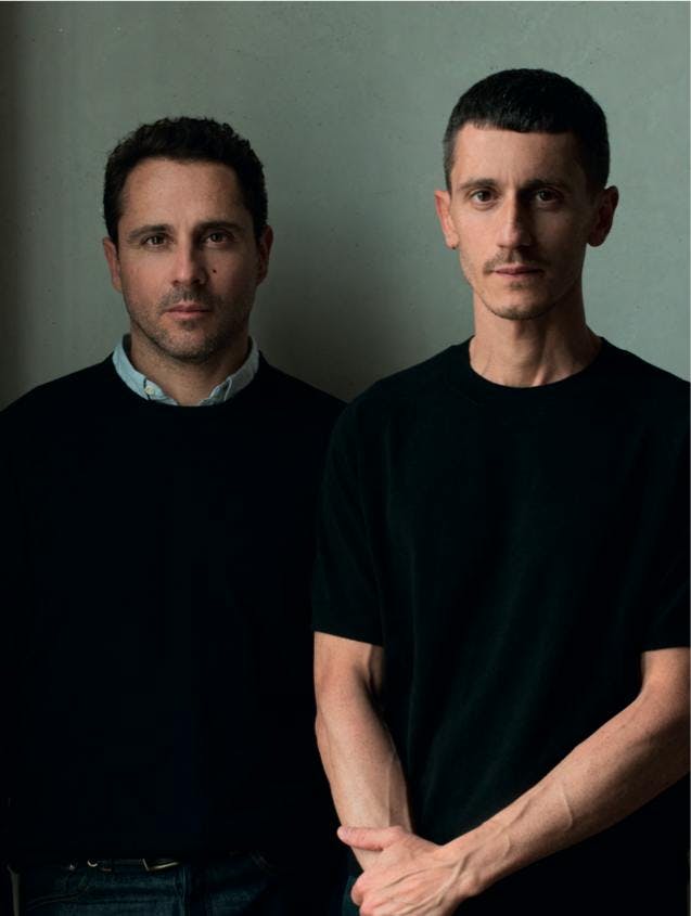 Les architectes d’intérieur Yann Le Coadic et Alessandro Scotto. CI-DESSUS : Scénographie pour Artcurial.