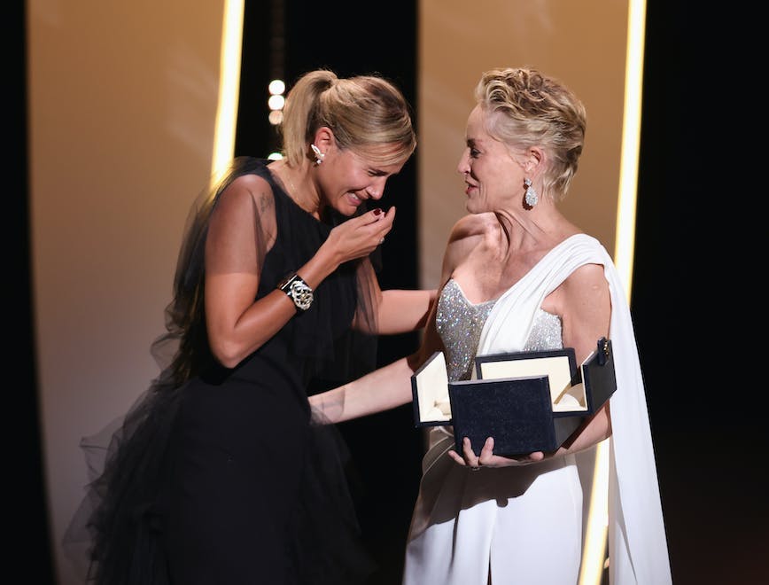 Julia Ducournau reçoit la Palme d'or des mains de Sharon Stone, Cannes 2021 - Getty Images