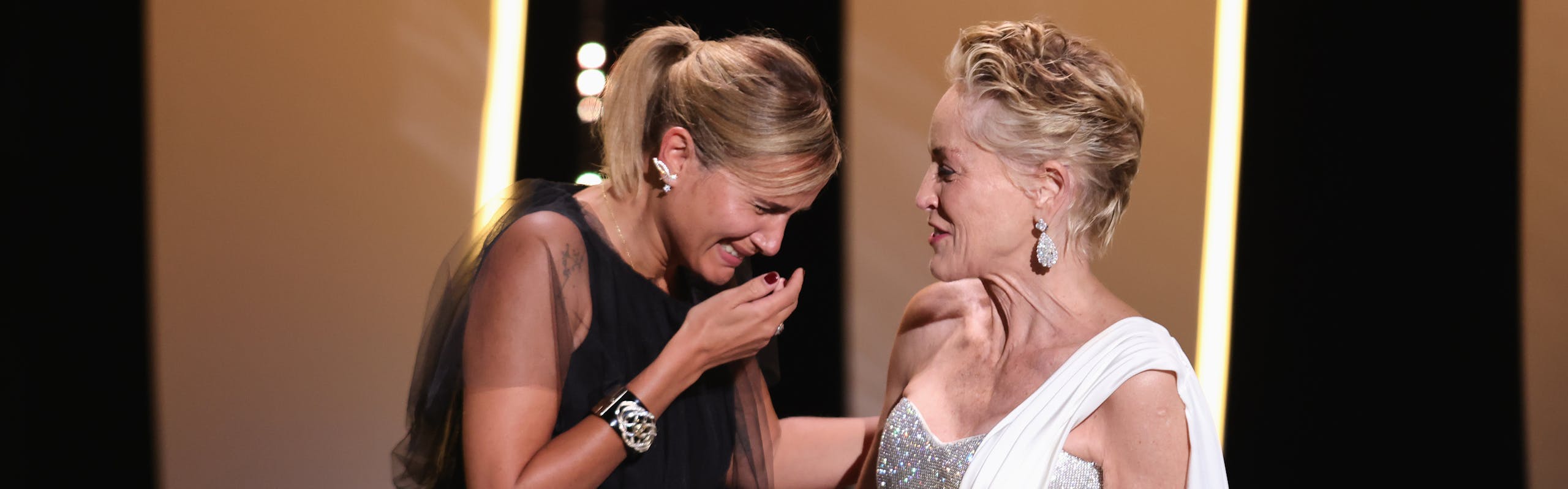 Julia Ducournau reçoit la Palme d'or des mains de Sharon Stone, Cannes 2021 - Getty Images