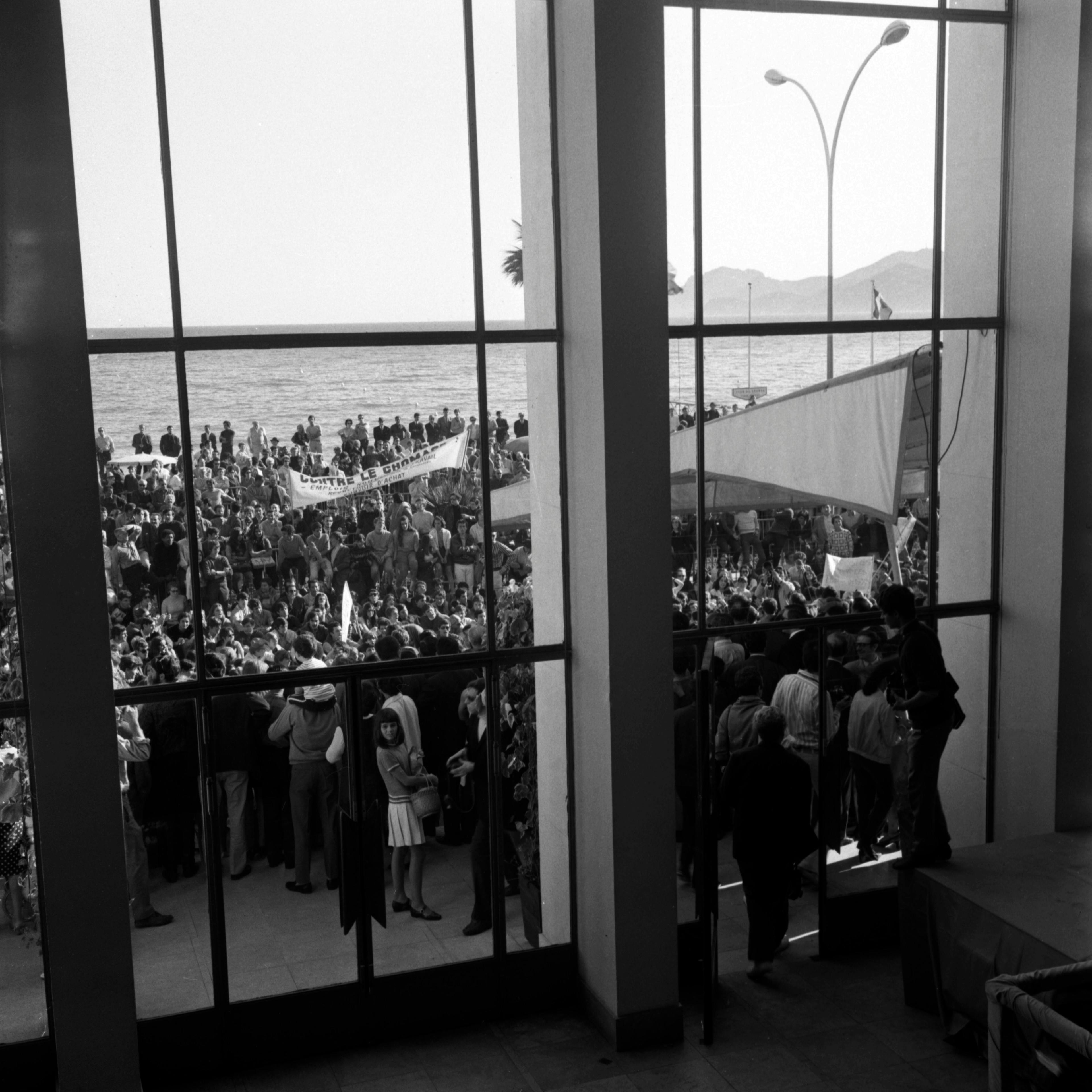 Manifestation devant le Palais des Festivals, Cannes 1968 - Getty Images