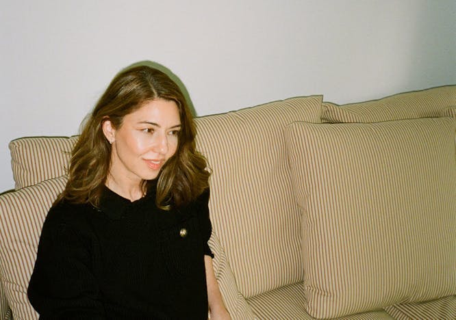 Sofia Coppola, photographiée par l’actrice Margaret Qualley à New York, porte un pullover de la collection Barrie + Sofia Coppola.