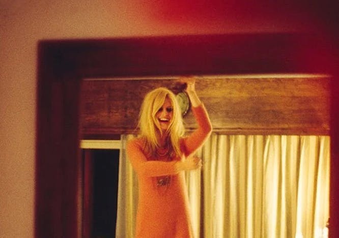 Brigitte Bardot dancing on the table, 1967. Crédit : Douglas Kirkland/Galerie GADCOLLECTION