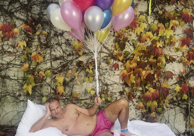Juergen Teller Self-Portrait with pink shorts and balloons Paris 2017 © Juergen Teller, All rights Reserved